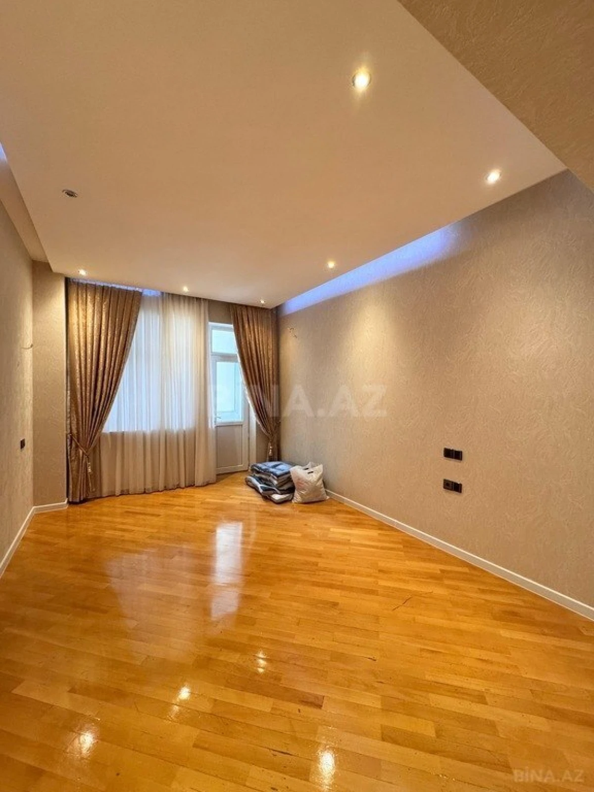 Satılır 3 otaqlı mənzil 135 m²