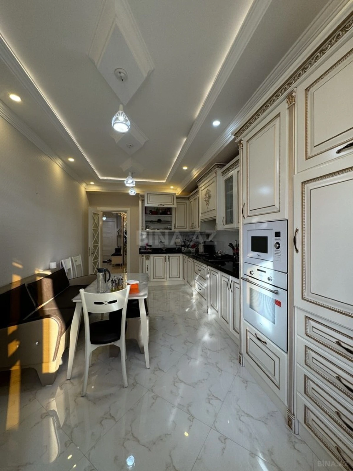 Satılır 4 otaqlı mənzil 197 m²