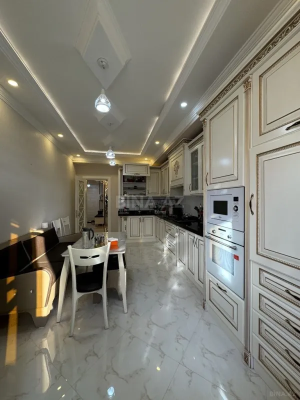 Satılır 4 otaqlı mənzil 197 m²