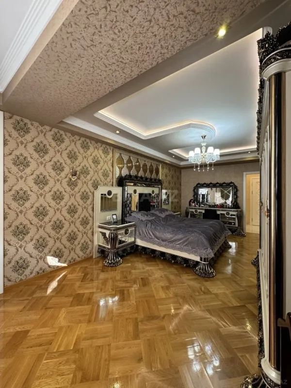 Satılır 4 otaqlı mənzil 197 m²