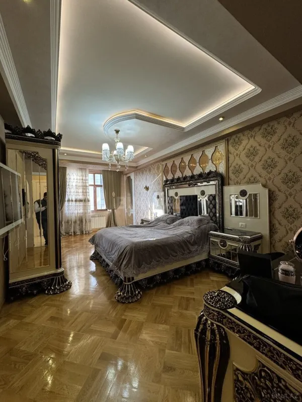 Satılır 4 otaqlı mənzil 197 m²