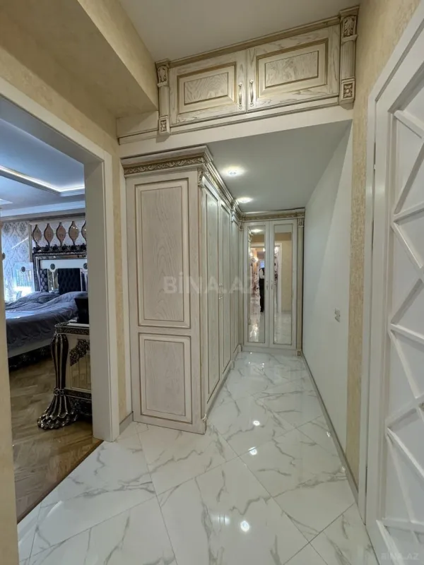 Satılır 4 otaqlı mənzil 197 m²
