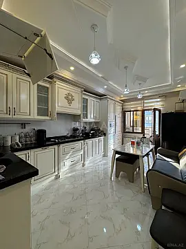 Satılır 4 otaqlı mənzil 197 m²