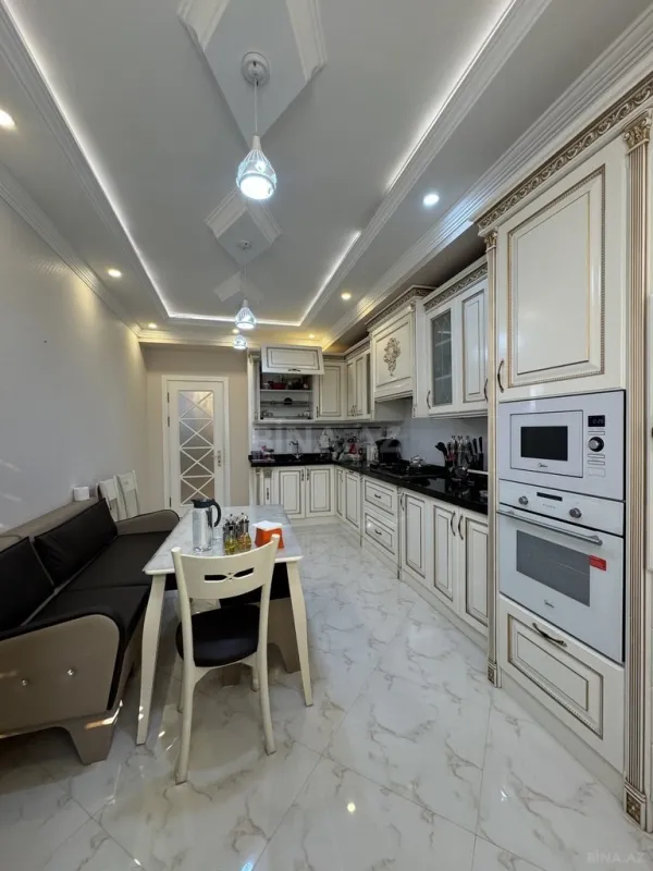 Satılır 4 otaqlı mənzil 197 m²