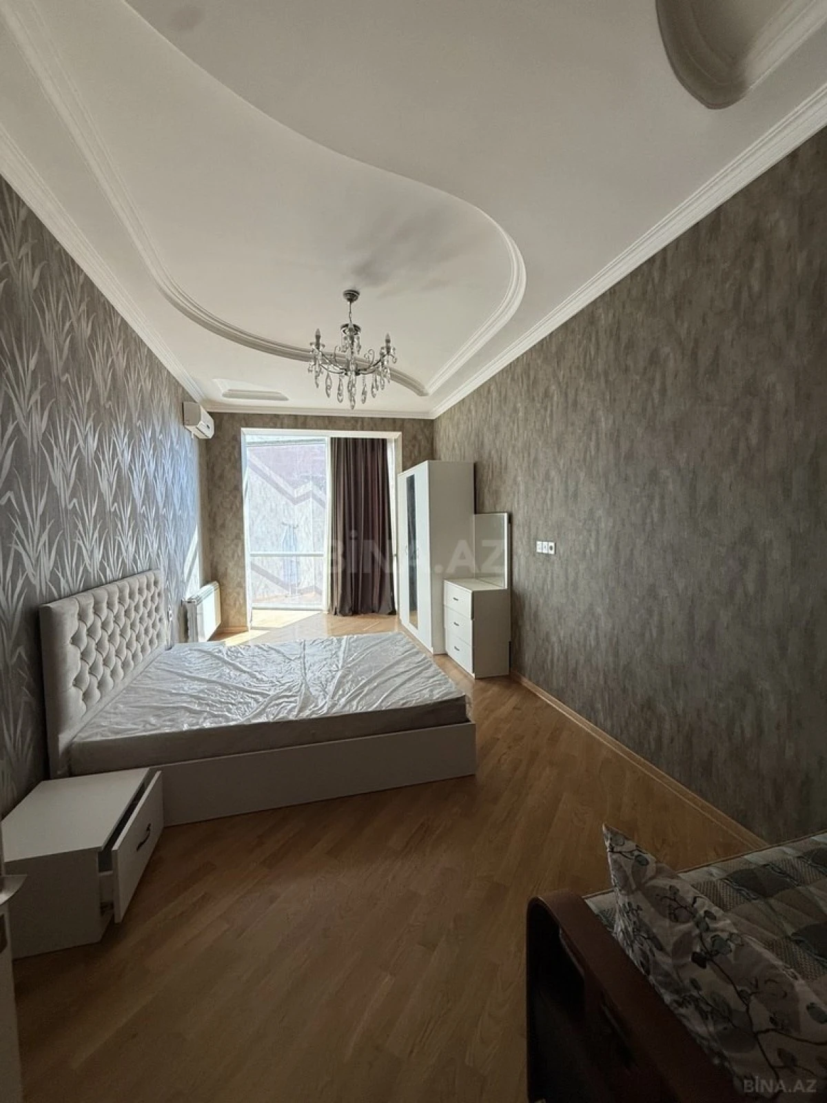 Kirayə verilir 4 otaqlı mənzil 150 m²