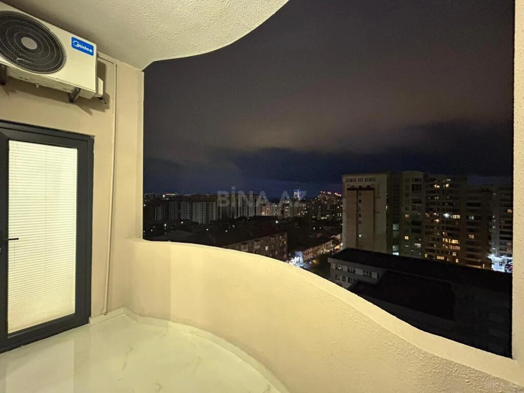 Satılır 3 otaqlı mənzil 134.8 m²