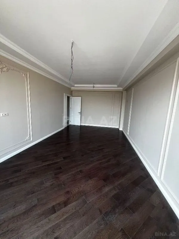 Satılır 4 otaqlı mənzil 121 m²