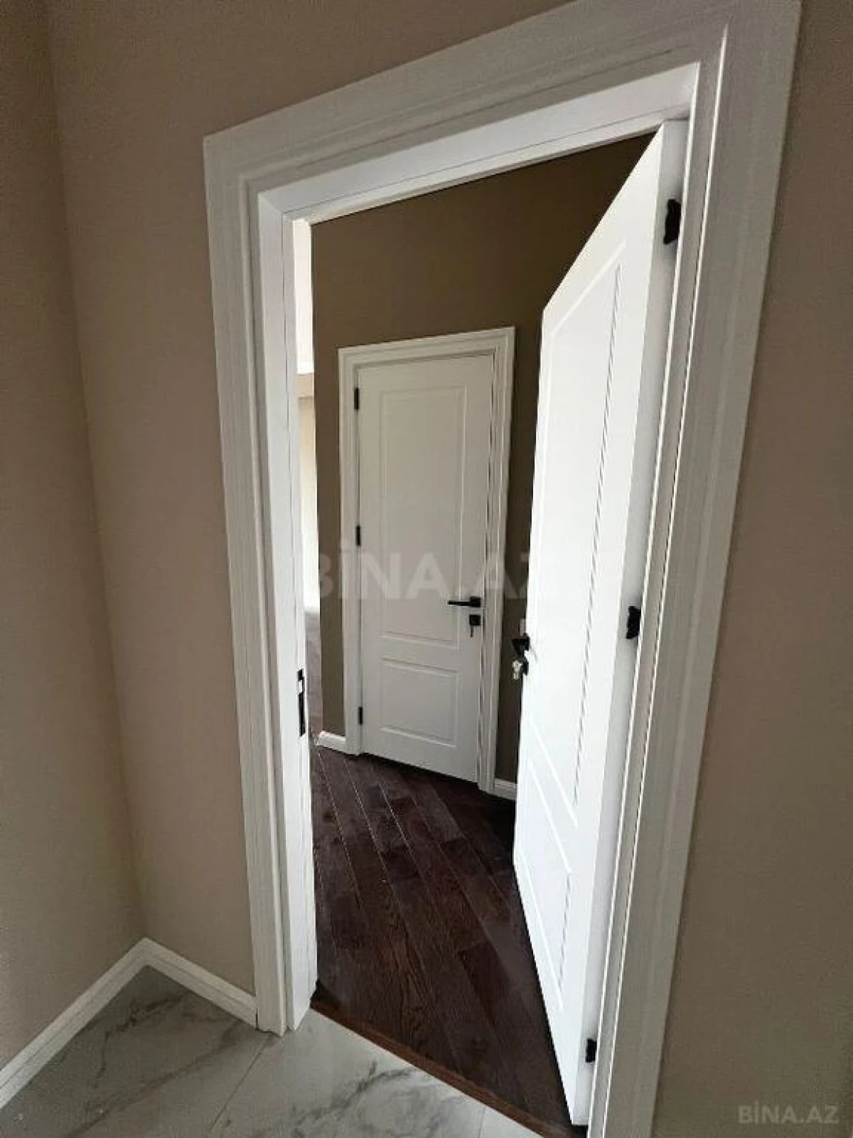 Satılır 4 otaqlı mənzil 121 m²