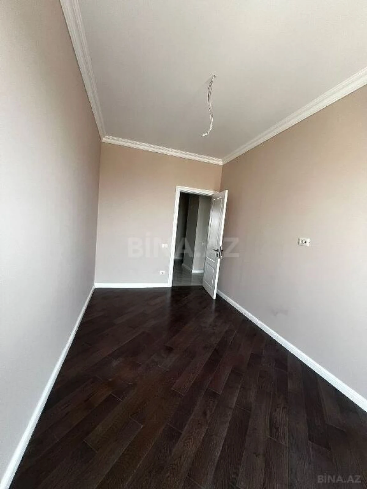 Satılır 4 otaqlı mənzil 121 m²