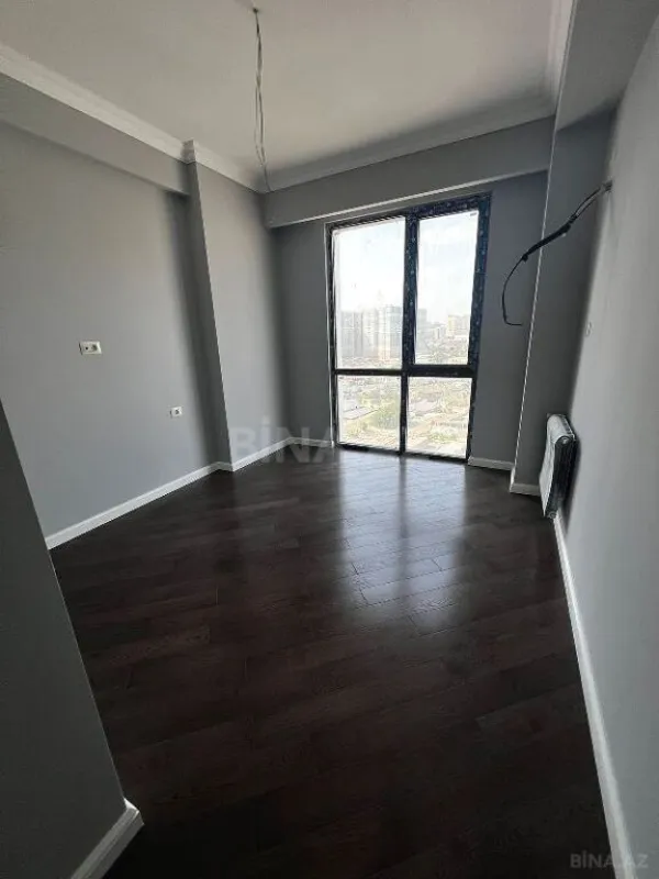 Satılır 4 otaqlı mənzil 121 m²