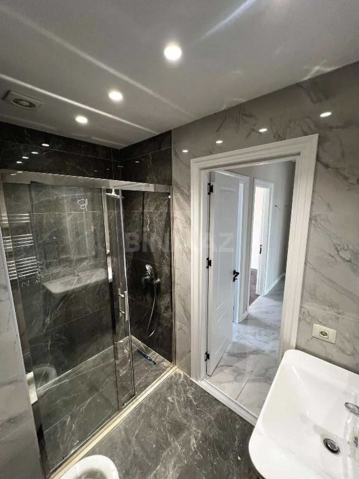 Satılır 4 otaqlı mənzil 121 m²