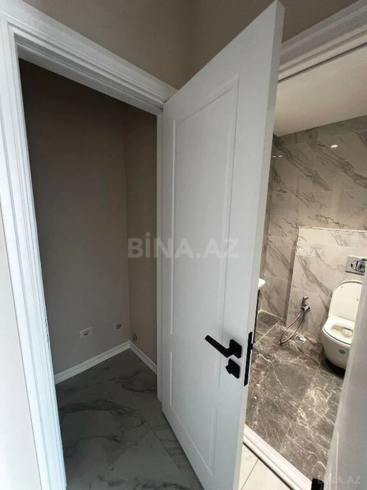Satılır 4 otaqlı mənzil 121 m²