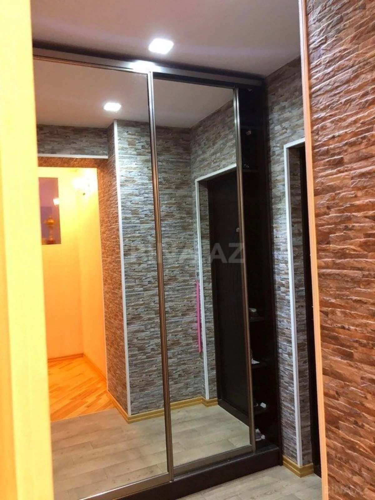 Satılır 4 otaqlı mənzil 151 m²