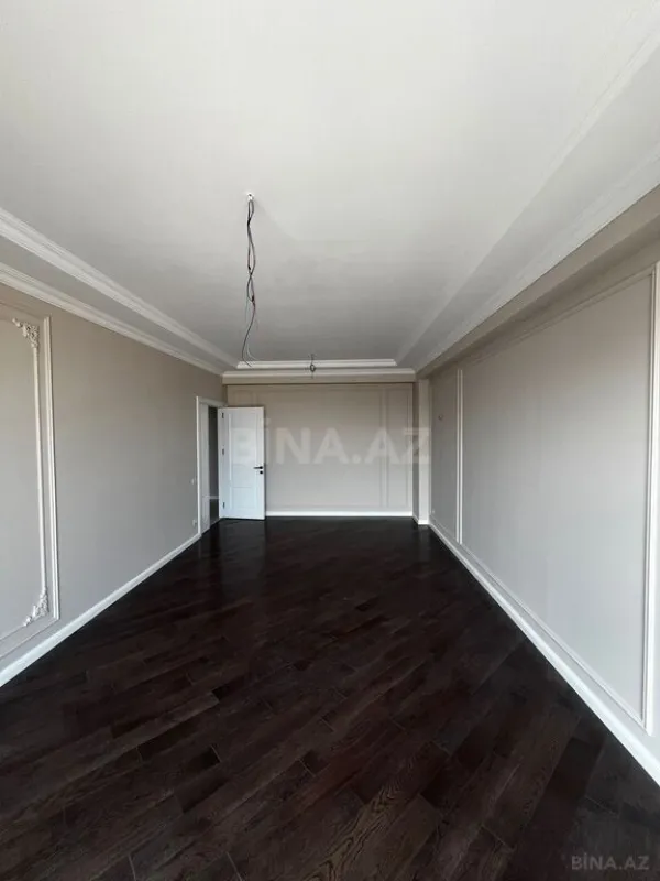 Satılır 4 otaqlı mənzil 121 m²