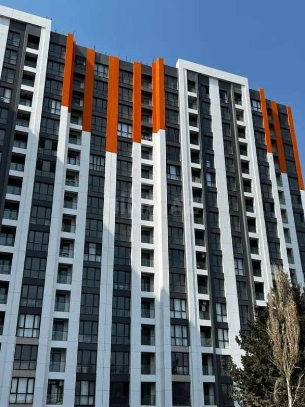 Satılır 4 otaqlı mənzil 121 m²