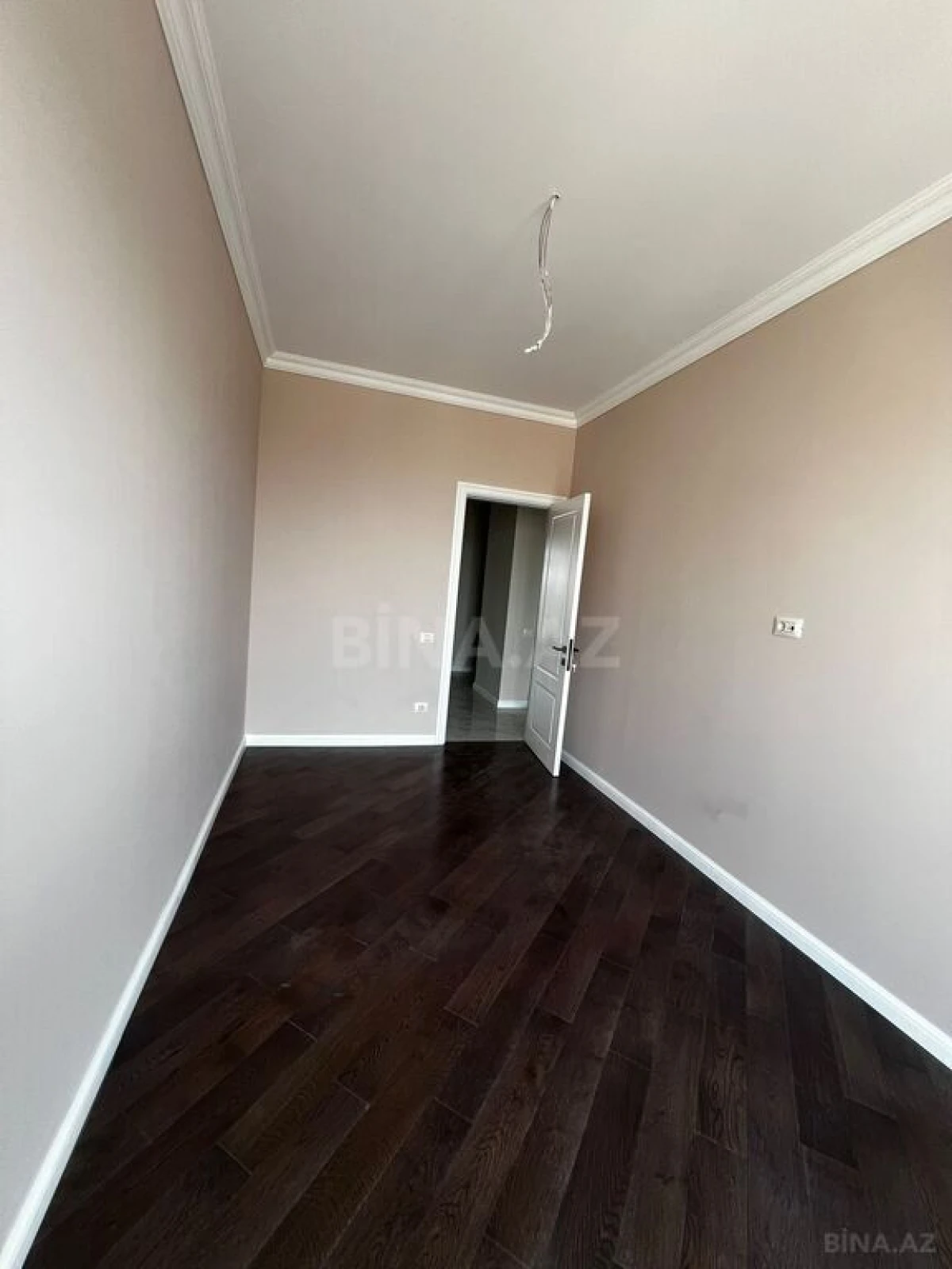 Satılır 4 otaqlı mənzil 121 m²