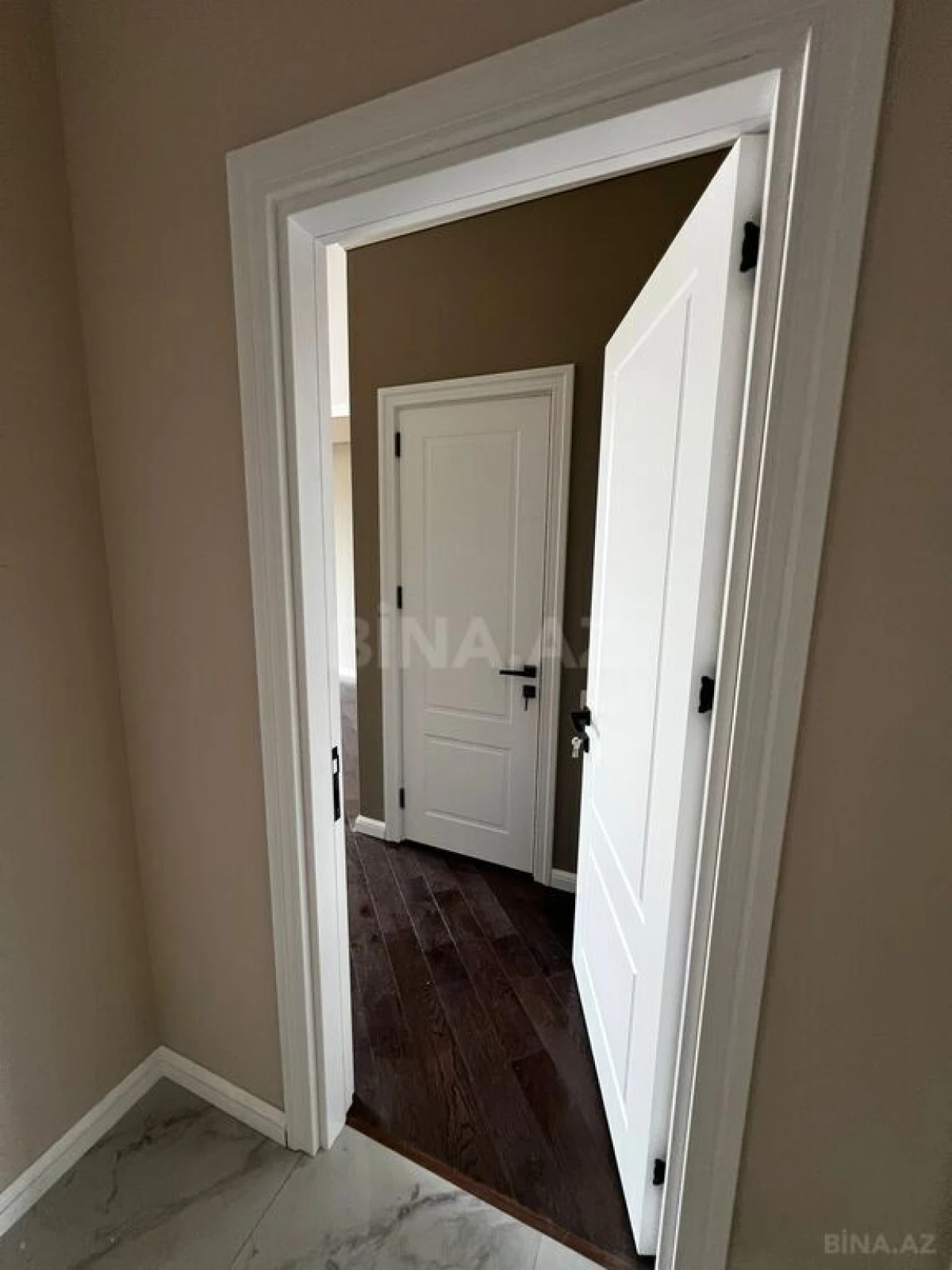 Satılır 4 otaqlı mənzil 121 m²