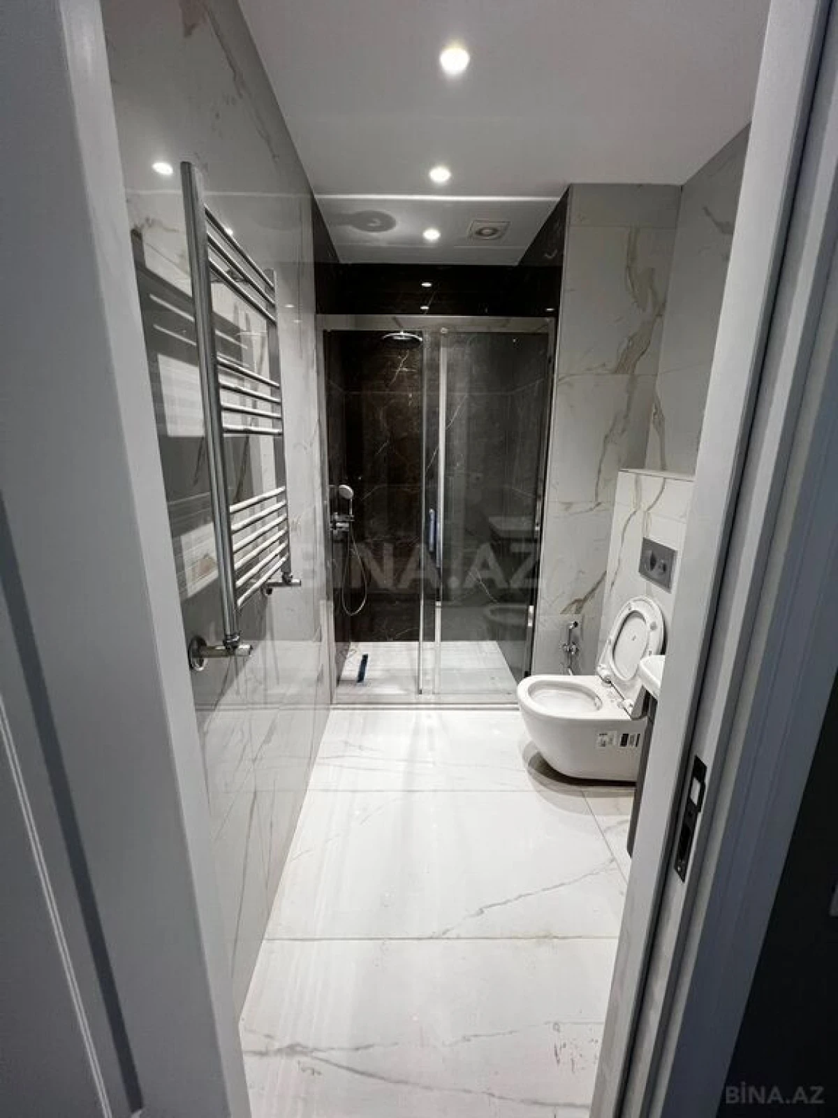 Satılır 4 otaqlı mənzil 121 m²