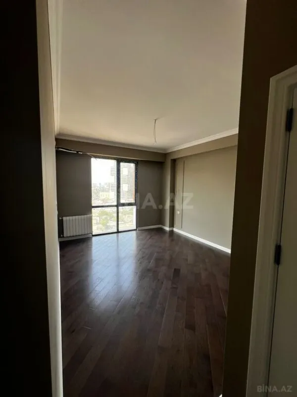 Satılır 4 otaqlı mənzil 121 m²
