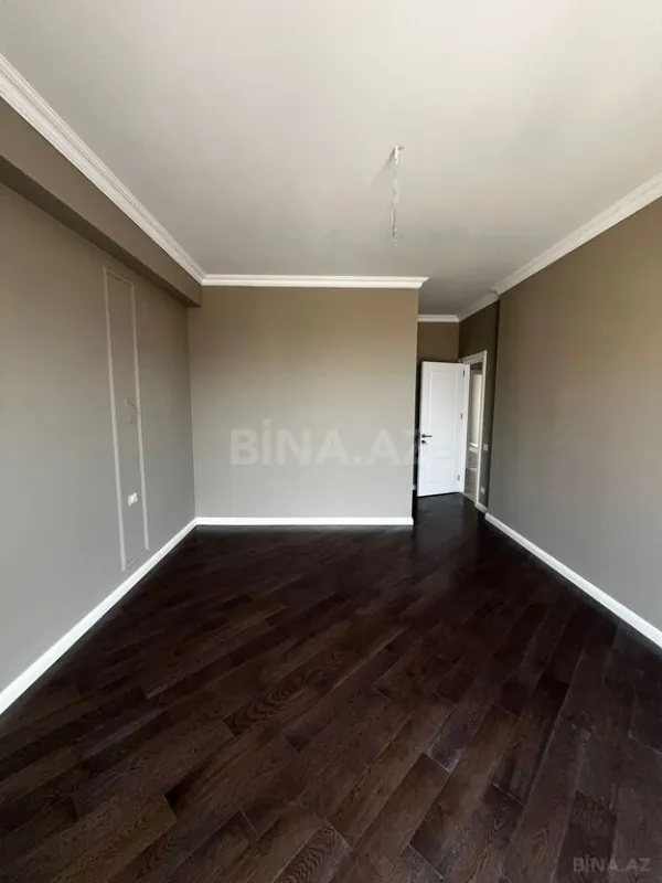Satılır 4 otaqlı mənzil 121 m²