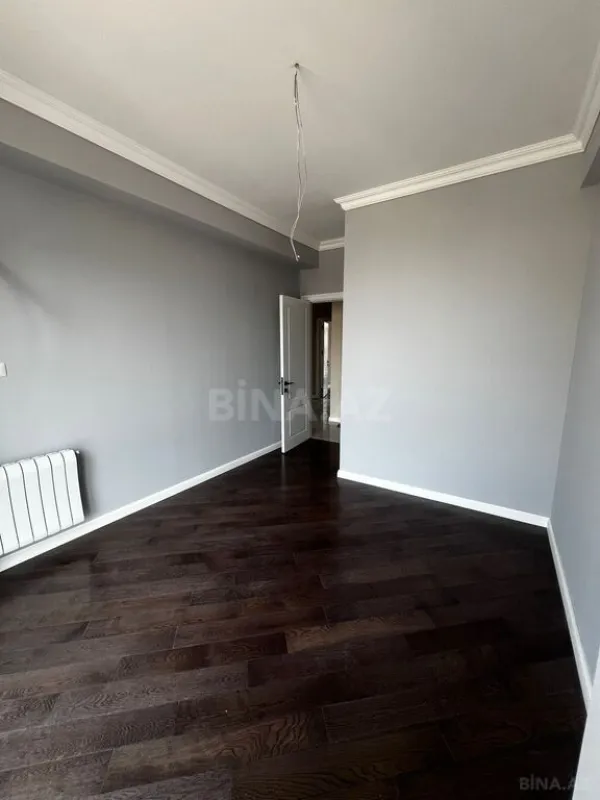 Satılır 4 otaqlı mənzil 121 m²