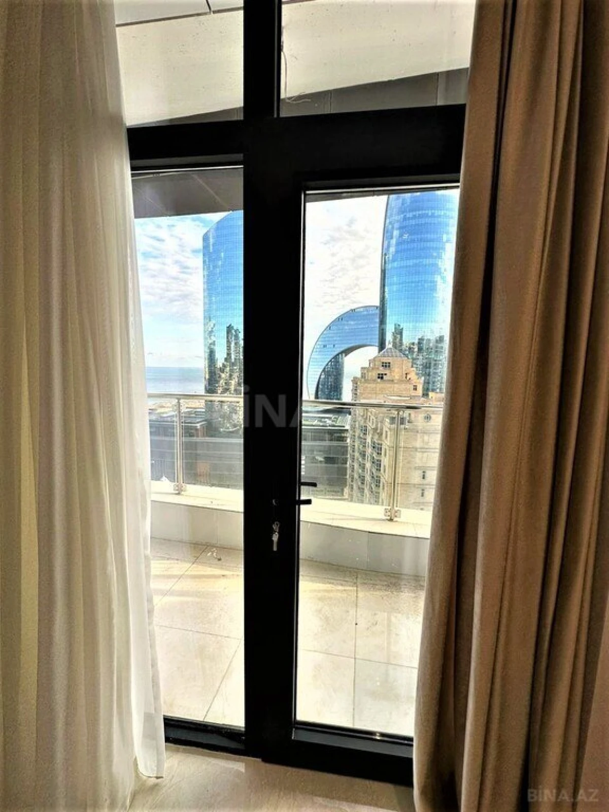 Kirayə verilir 2 otaqlı mənzil 90 m²