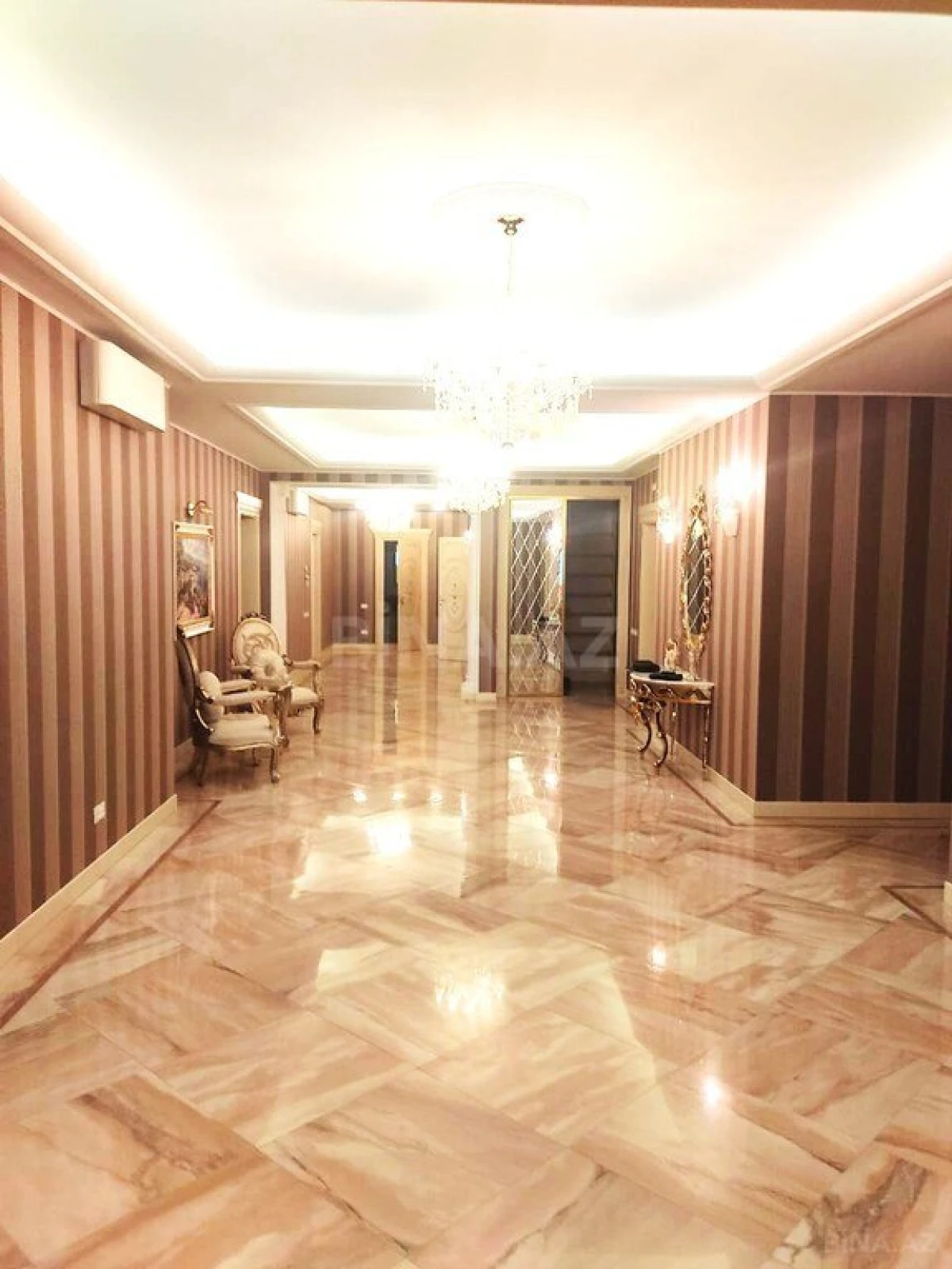 Satılır 5 otaqlı mənzil 400 m²