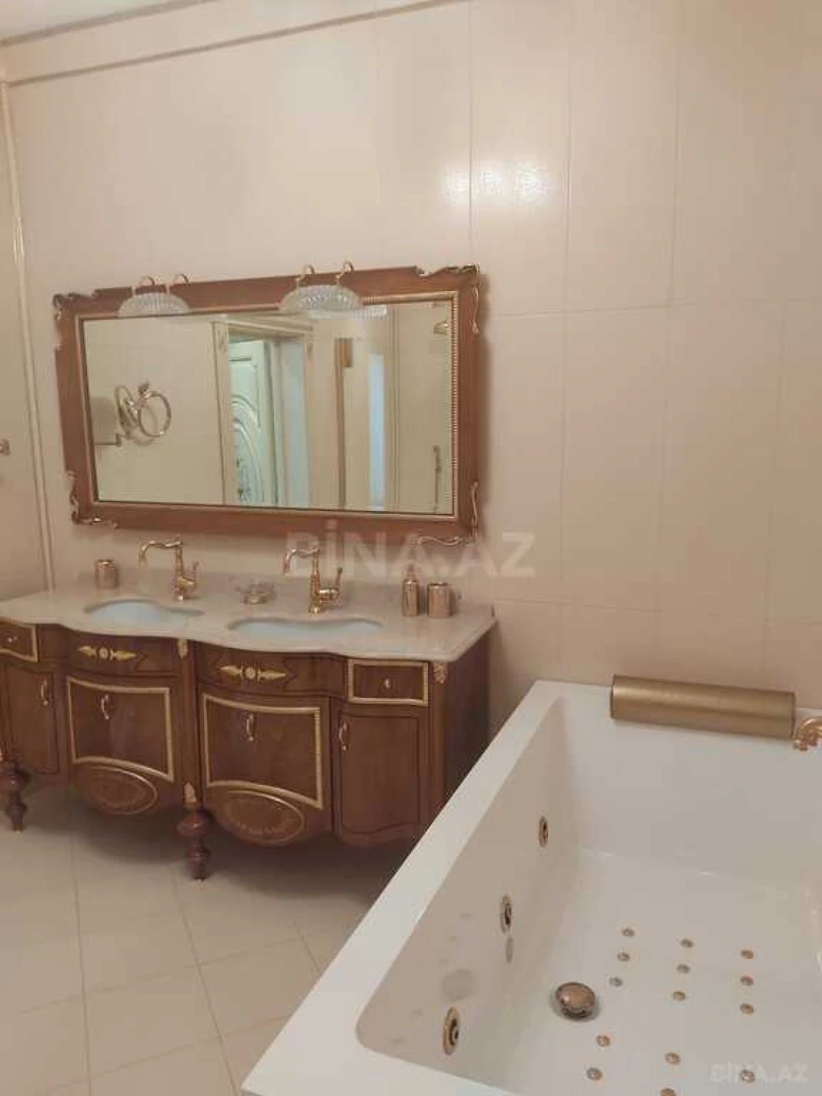 Satılır 5 otaqlı mənzil 400 m²