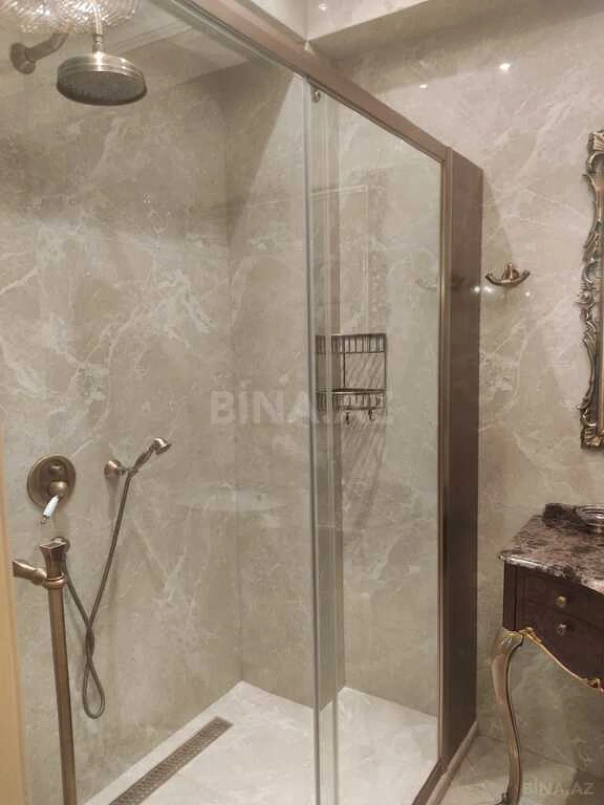 Satılır 5 otaqlı mənzil 400 m²