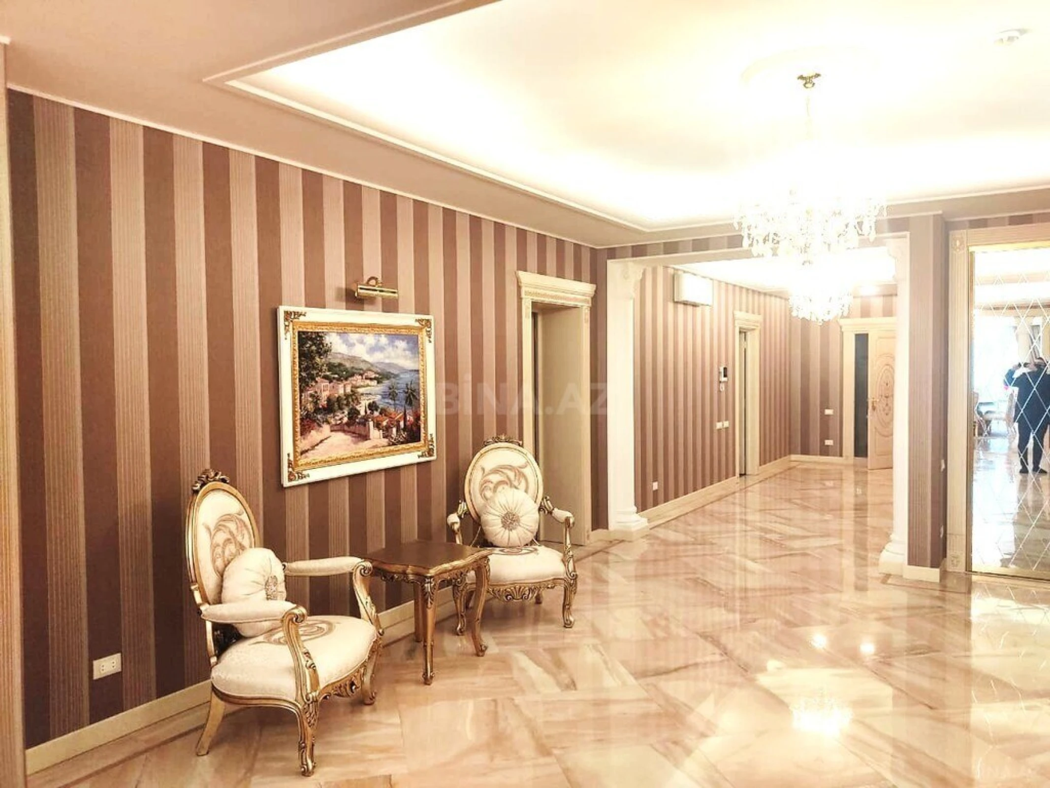 Satılır 5 otaqlı mənzil 400 m²