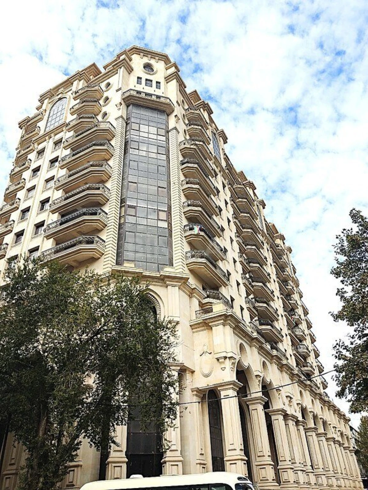 Satılır 4 otaqlı mənzil 240 m²