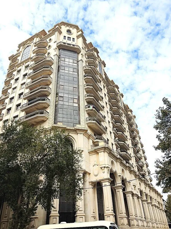 Satılır 4 otaqlı mənzil 240 m²