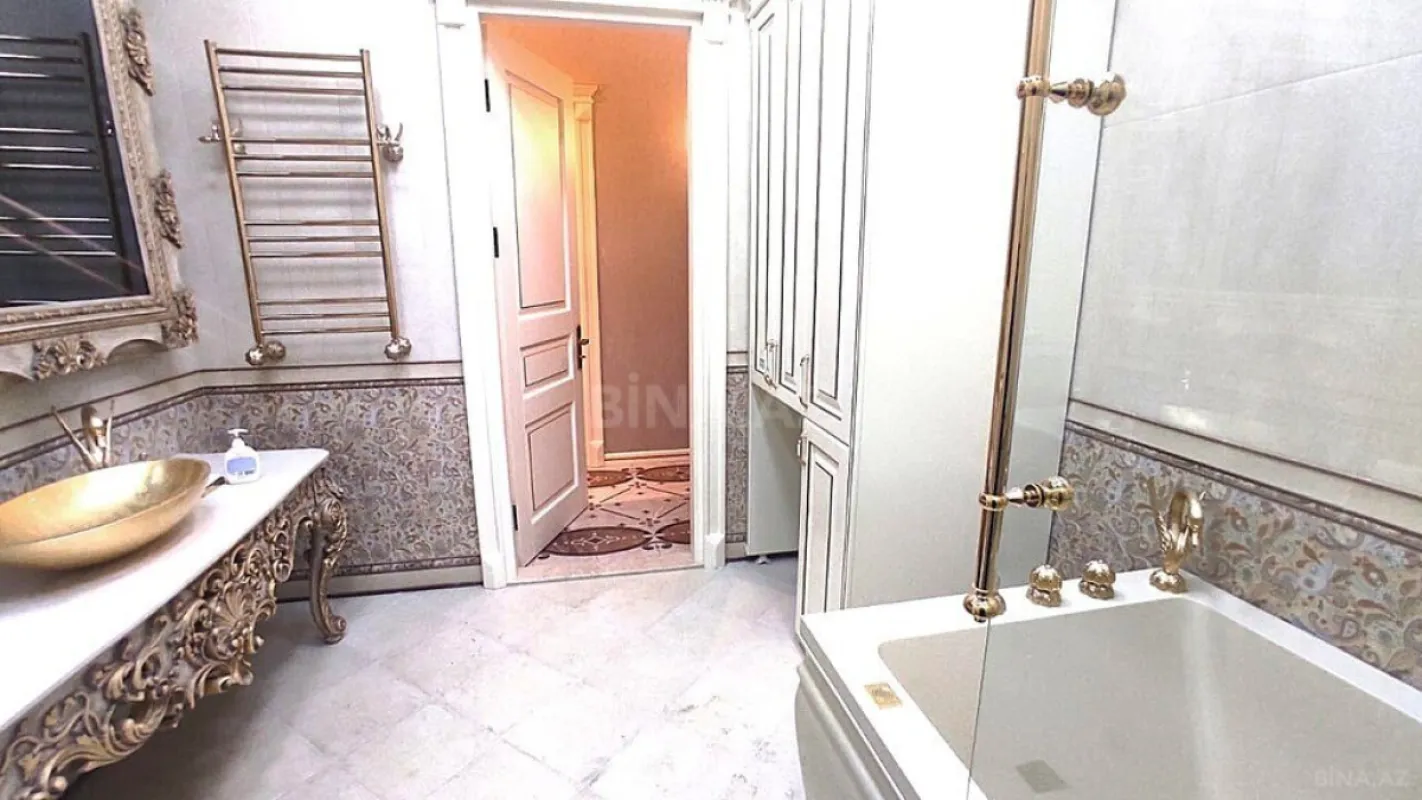 Satılır 4 otaqlı mənzil 240 m²
