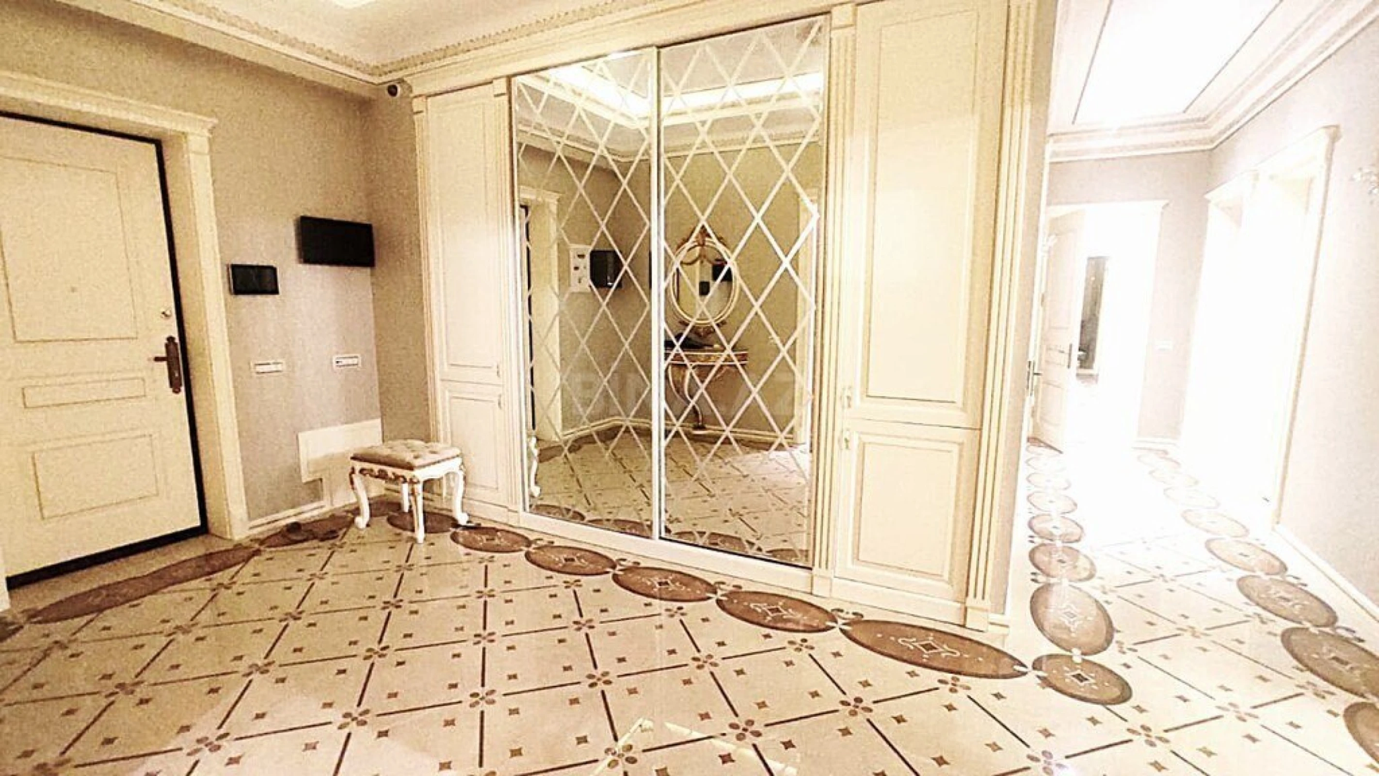 Satılır 4 otaqlı mənzil 240 m²