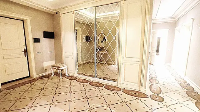 Satılır 4 otaqlı mənzil 240 m²