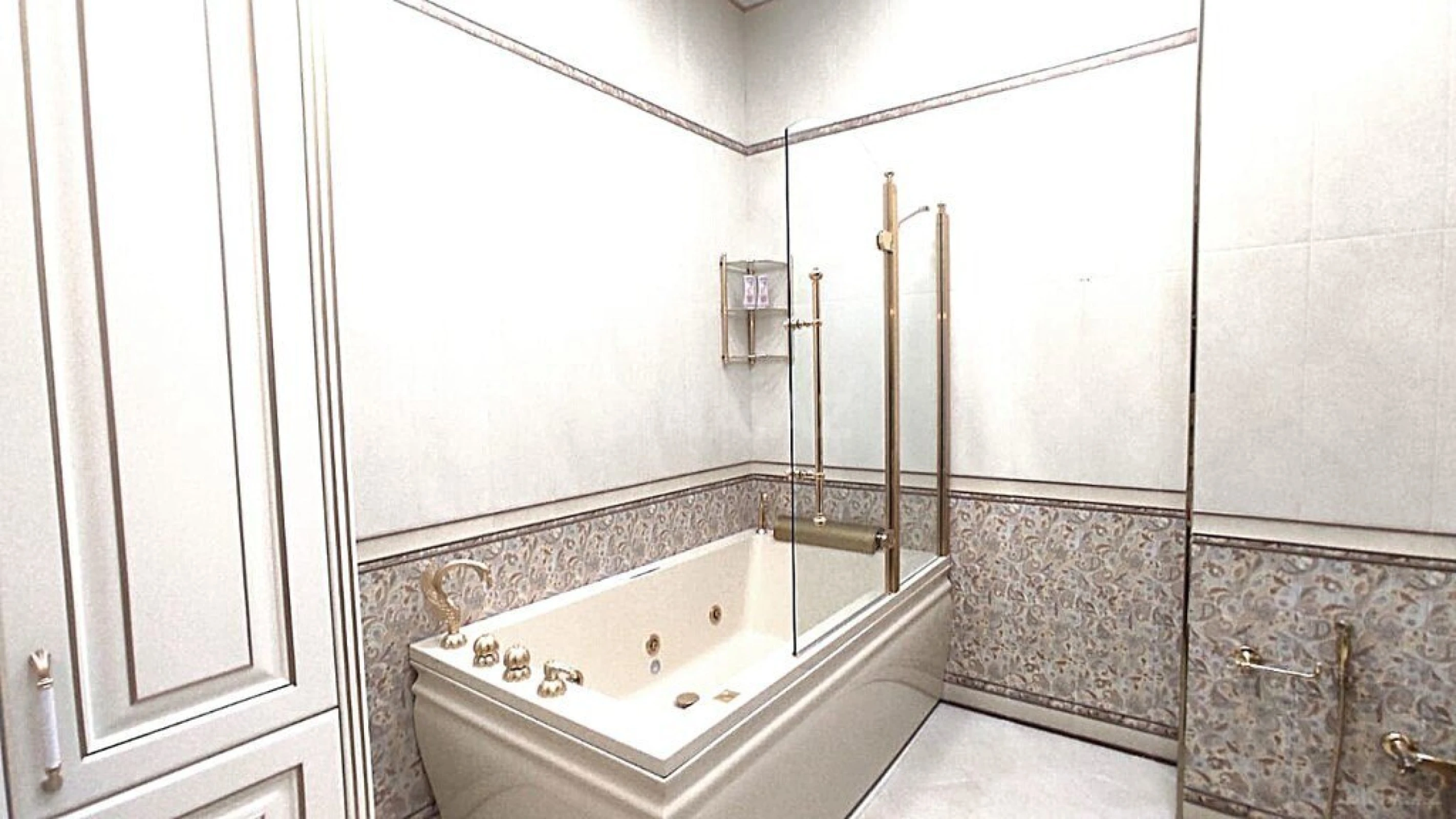 Satılır 4 otaqlı mənzil 240 m²