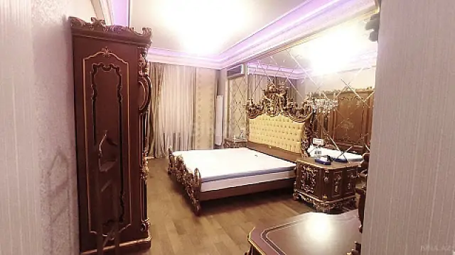 Satılır 4 otaqlı mənzil 240 m²