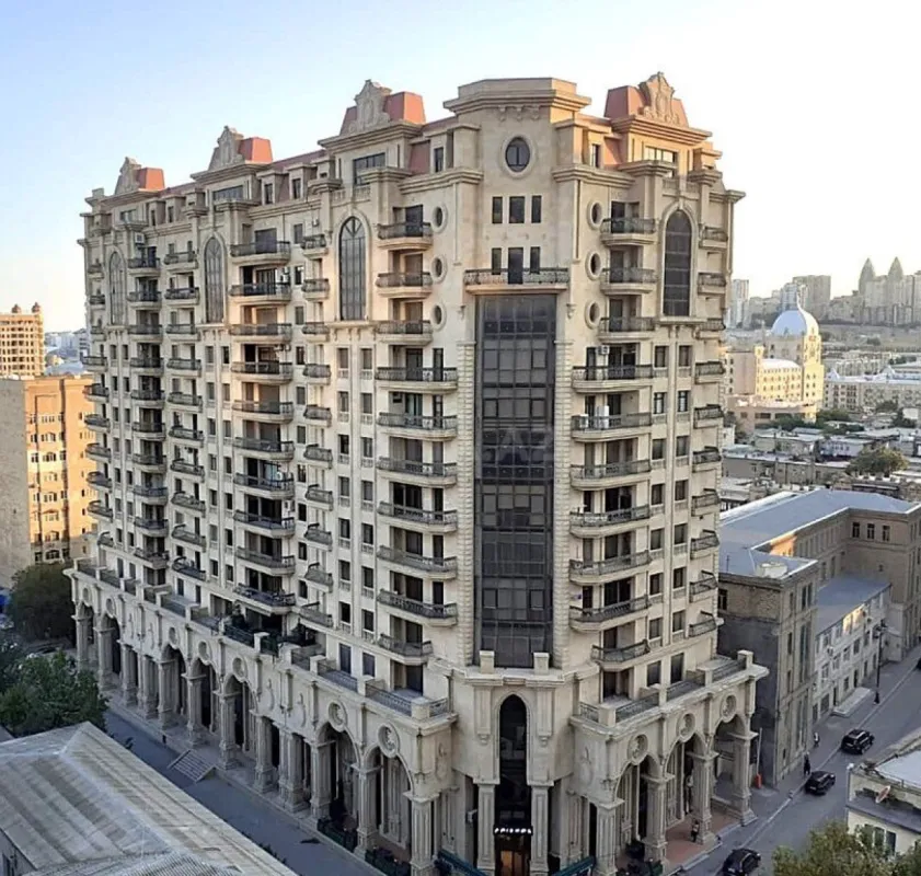 Satılır 4 otaqlı mənzil 240 m²