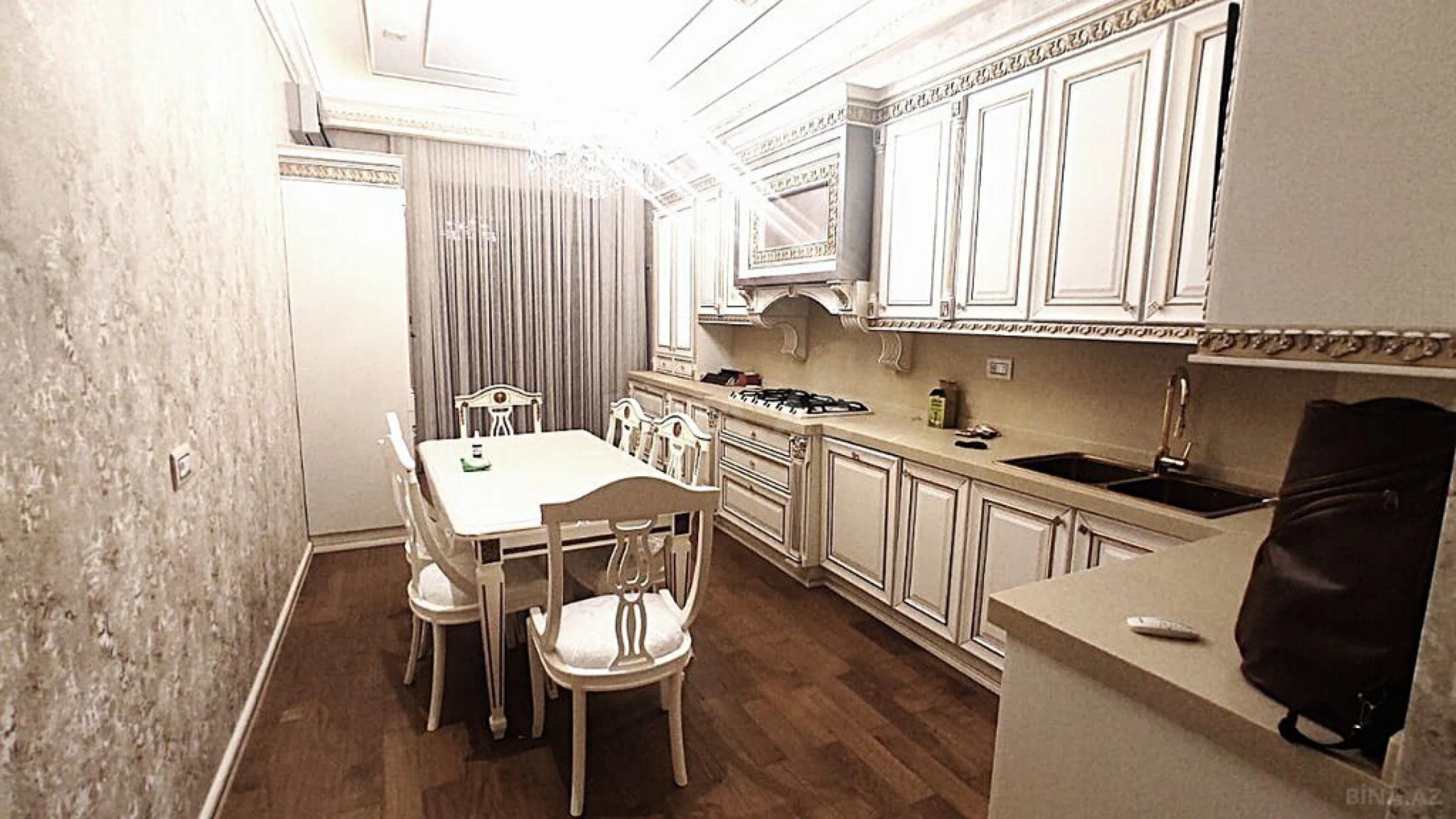 Satılır 4 otaqlı mənzil 240 m²