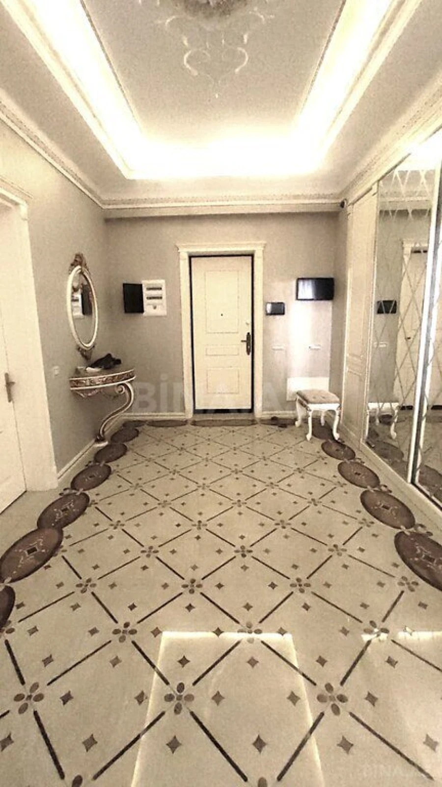 Satılır 4 otaqlı mənzil 240 m²