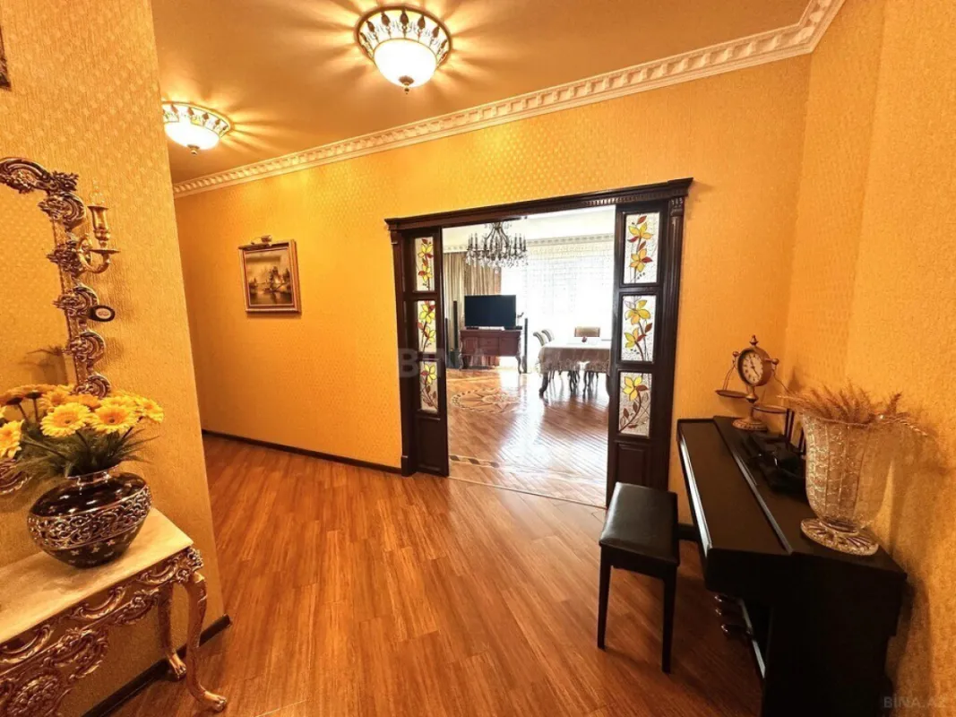 Satılır 3 otaqlı mənzil 130 m²