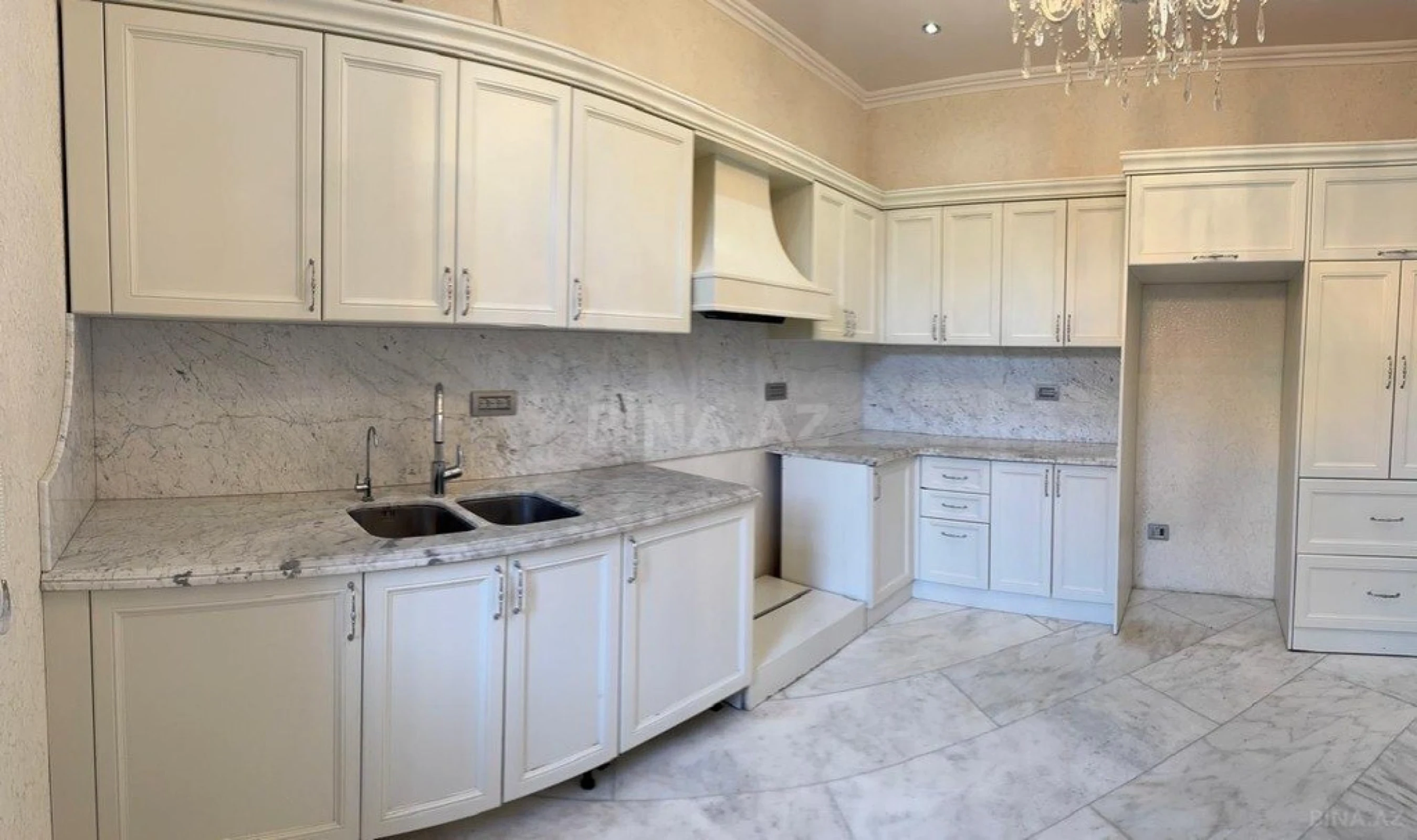 Satılır 6 otaqlı həyət evi 200 m²