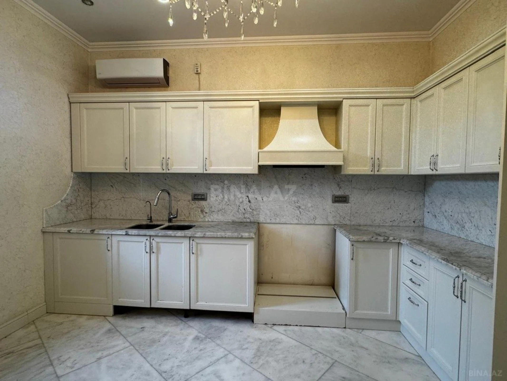 Satılır 6 otaqlı həyət evi 200 m²
