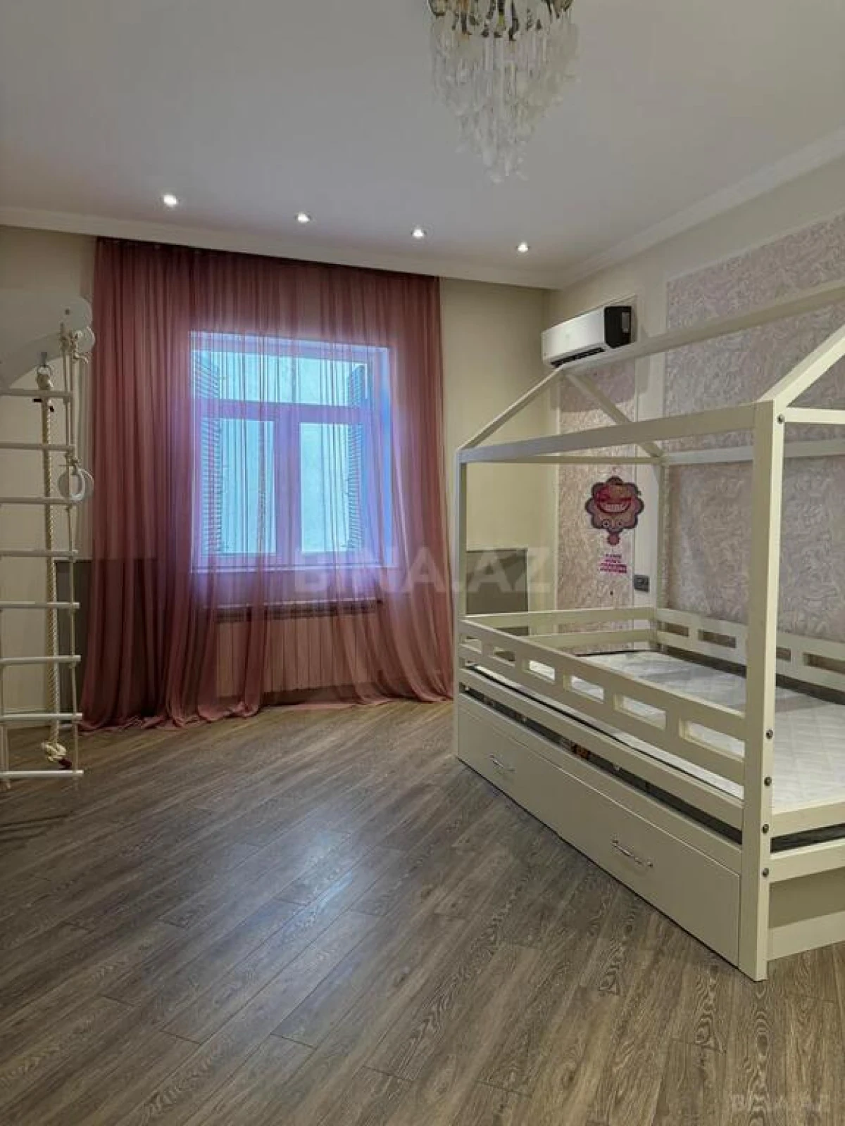 Satılır 6 otaqlı həyət evi 200 m²