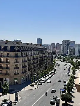 Satılır 5 otaqlı mənzil 212 m²