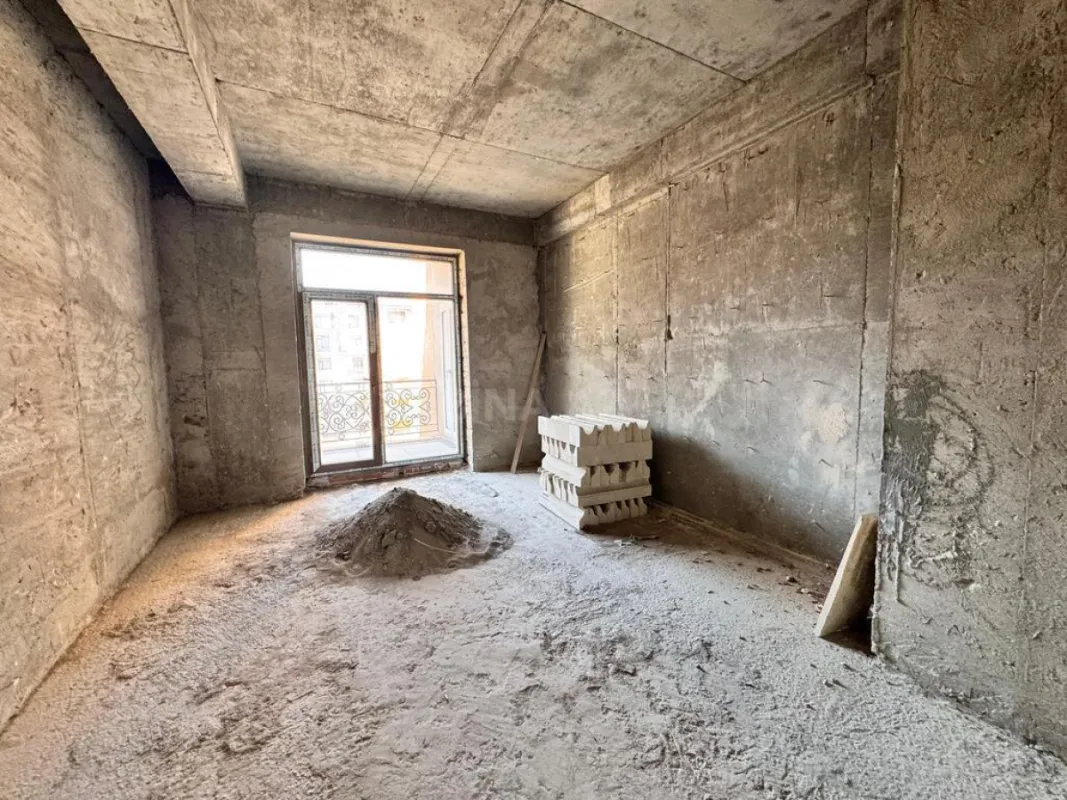 Satılır 5 otaqlı mənzil 212 m²