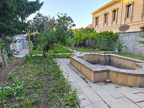 Satılır 7 otaqlı həyət evi 320 m²
