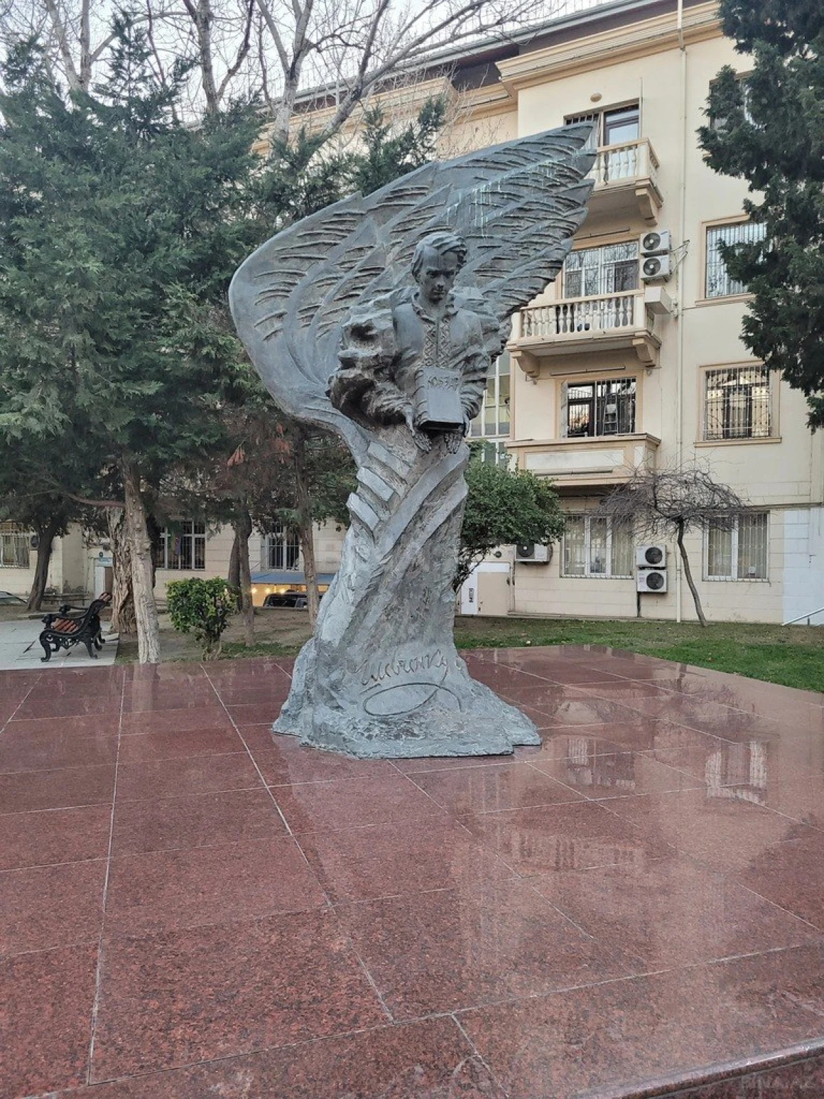 Satılır 4 otaqlı mənzil 120 m²