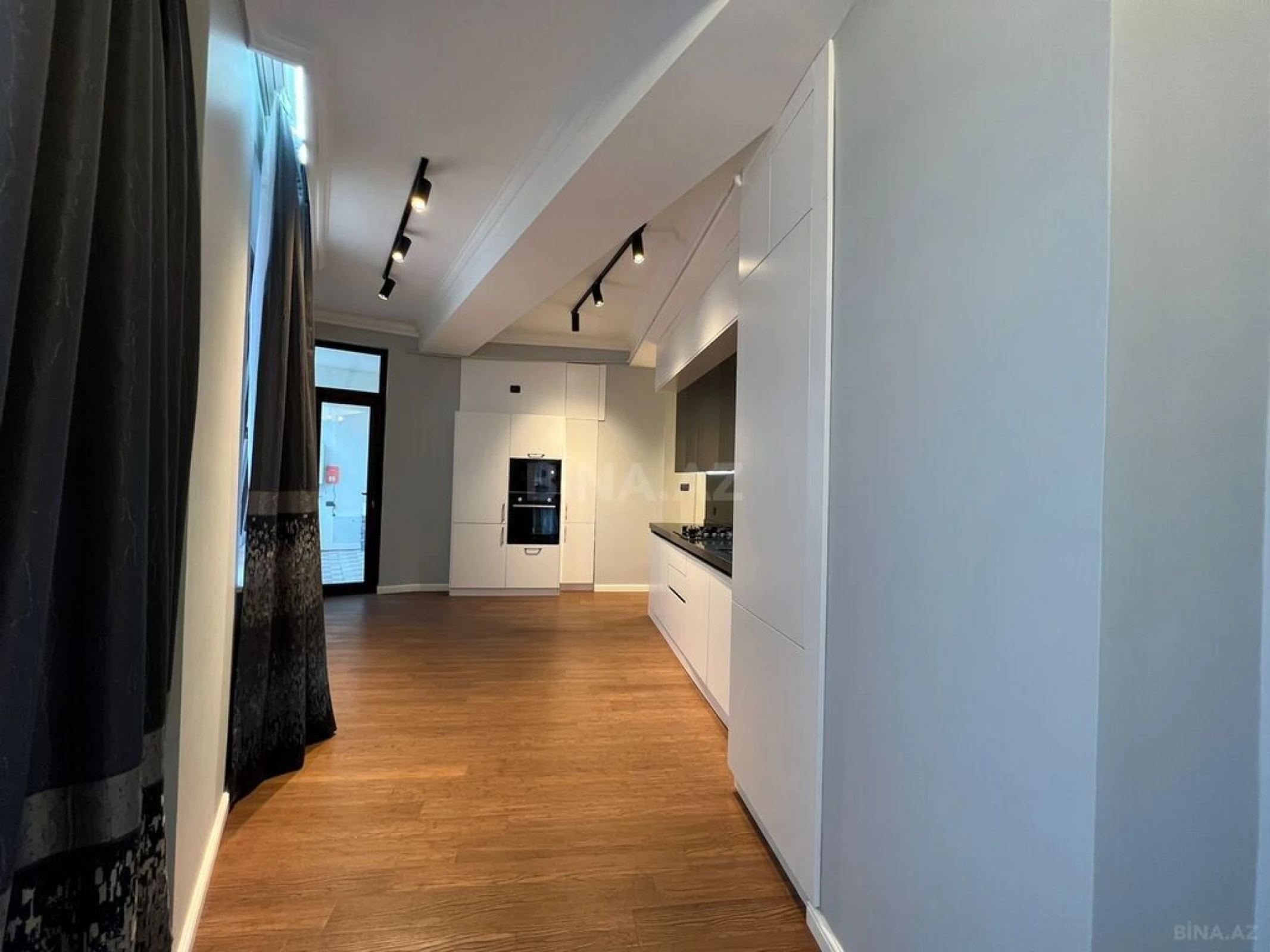 Satılır 4 otaqlı mənzil 168 m²