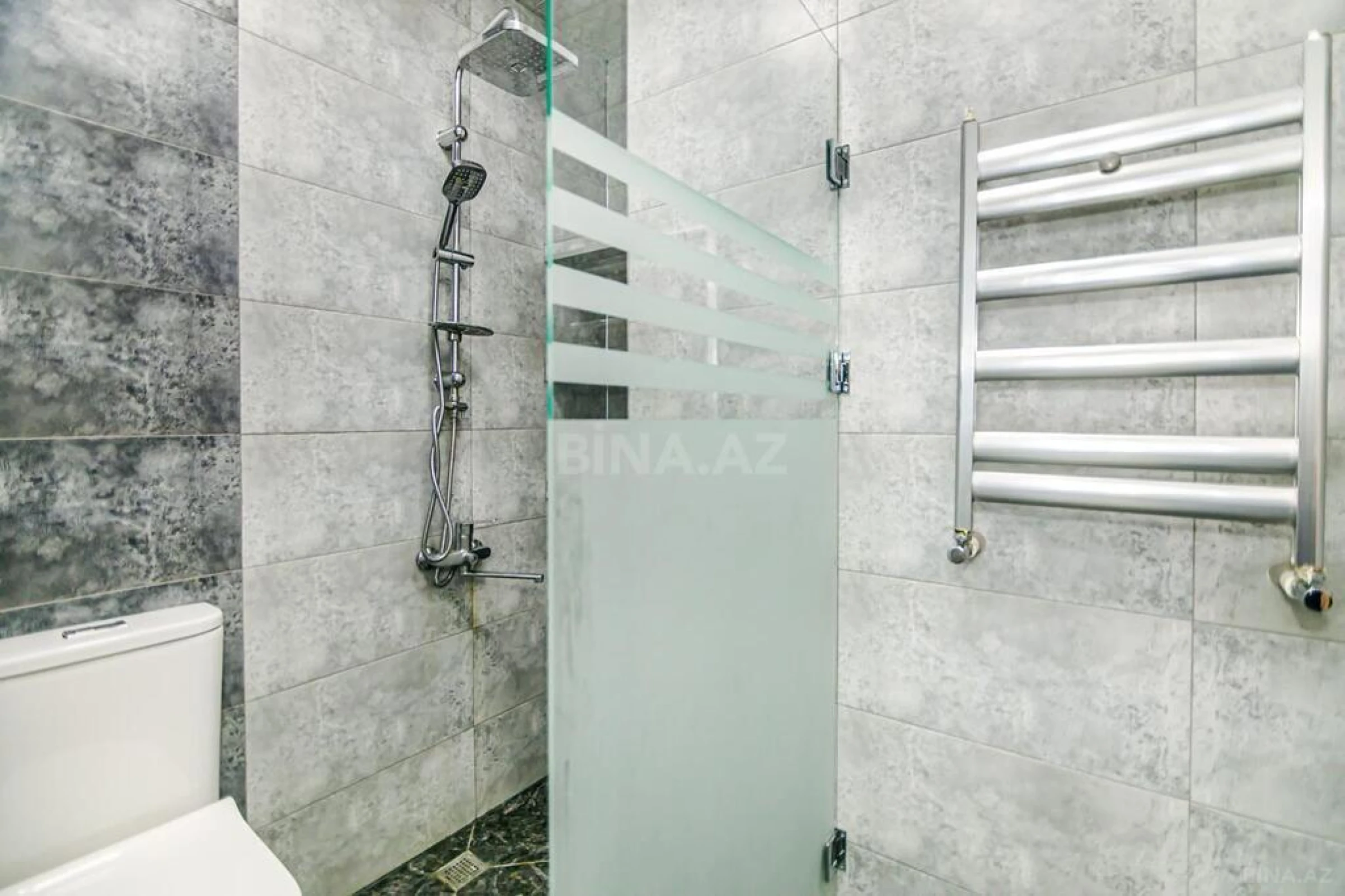 Satılır 7 otaqlı mənzil 210 m²